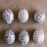 Красиви великденски яйца в черно и бяло
