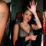 Анджелина Джоли комбинира татуировките си с доста елегантни тоалети