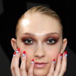 Декорация за нокти с червен акцент от Седмица на модата в Ню Йорк