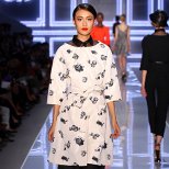 Кремав тренчкоут с рисувани цветя Dior Пролет-Лято 2012