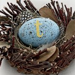 Великденско яйце боядисано в светло синьо с петна