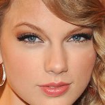 Тейлър Суифт с опушено око в златисто-бронзова гама