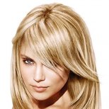 Изправена със преса руса коса