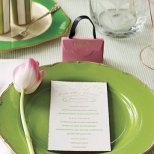 Подредена маса с украса лале и матово зелени чинии