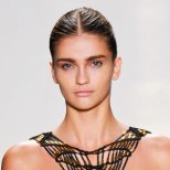 Пригладена назад коса, разделена в средата ревю на Herve Leger