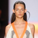 Прическа пригладена по скалпа назад коса от ревю на BCBG