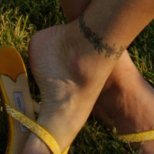 Татуирана гривна около глезена на Стефани Сиймур