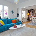 Интериор за малък апартамент с цветен диван