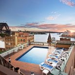 Басейн на покрива на хотел Old Sydney Holiday Inn в Сидни