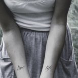 Татуировка с надпис Live life на китките