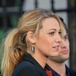 Блейк Лайвли в леко разрошена опашка