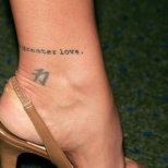 Ники Кокс - татуировка цитат и символ на глезена