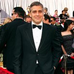 Джордж Клуни на Оскарите 2006, където спечели Оскар за подържаща мъжка рокля