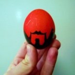 Червено великденско яйце с черна рисунка