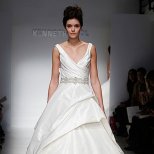 Сатенена булчинска рокля тип бална с колан от кристали Kenneth Pool пролет 2012