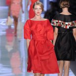 Коктейлна рокля в червено с равно деколте Сhristian Dior пролет 2012