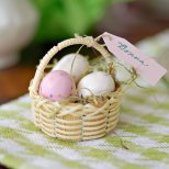 Декоративна мини кошничка с Великденски яйца 