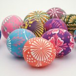 Великденски яйца с нарисувани цветя