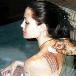 Правене на една от големите татуировки на Анджелина