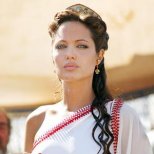 Анджелина Джоли в ролята на майката на завоевателя Александър в едноименния филм