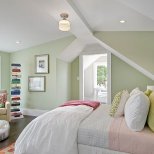 Пролетен интериор на спалня със свежи цветове