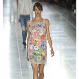 Къса рокля с добре оформени цветя Christopher Kane пролет-лято 2012