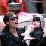 Анджелина Джоли се радва на снежинки заедно с едно от шестте си деца