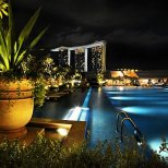 Басейнът на покрива на хотел Fullerton bay в Сингапур