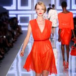 Оранжева рокля до коляното с остро деколте Dior Пролет-Лято 2012