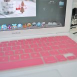 Супер тънкия Macbook Pro  в бяло с розова клавиатура