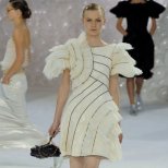 Екстравагантна бяла рокля Chanel пролет 2012