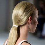 Елегантна прическа загладена назад коса в ниска опашка ревю Ports пролет 2012