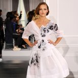 Бяла разкроена рокля с паднали рамене и остро деколте Haute Couture на Dior за Пролет-Лято 2012