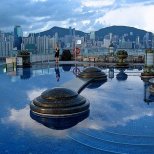 Басейнът на покрива на Harbour Plaza Hotel в Хонг Конг
