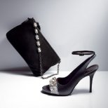 Черни изрязани обувки с каишка около глезена и чанта с големи кристали