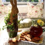 Декорация за маса за кафе на Великден със заек