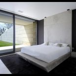модерна спалня със стъклена стена