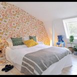 модерна спалня с флорален тапет