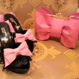 Изкусителни чехли на ток с големи розови панделки и розова чанта панделка
