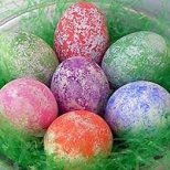 Великденски яйца в преливащи цветове розово, зелено и лилаво