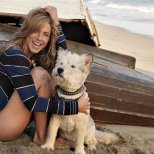 Дженифър Анистън с куче на плажа
