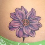 Красива детайлна татуировка лилаво цвете със знак за мир
