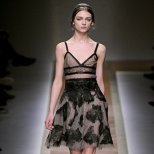 Нежна рокля телесен цвят с черна дантела от Valentino