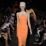 Бледо оранжева рокля с кремави презрамки Victoria Beckham Пролет-Лято 2012