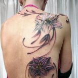 Татуировка за гърба големи цветя