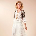 Дълга бяла пола и бял топ с къса жилетка с пайети Предпролетна колекция Blumarine за 2012