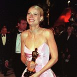 Гуинет Полтроу с Оскар за най-добра актриса във Влюбеният Шекспир, Оскари 1999