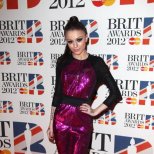 Шер Лойд в лилав блестящ тоалет на наградите Брит 2012