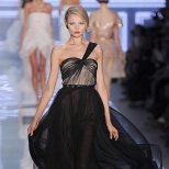 Дълга ефирна рокля в черно с корсет и една презрамка Christian Dior пролет 2012