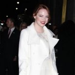 Ема Стоун в бяла рокля с бяло палто